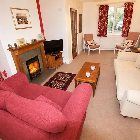 Hill Cottage, With Garden And Fell Views, Dog Friendly Walks From The Door, Close To Bassenthwaite *